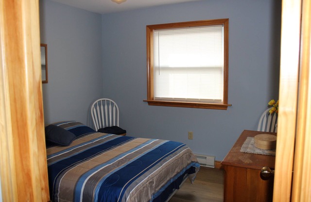 Beautiful 4 Season Lakefront Cottage on quiet Lily Lake