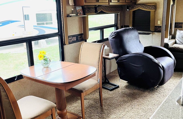 Beautiful 40’ RV in a small park 100’ from a all sports lake.