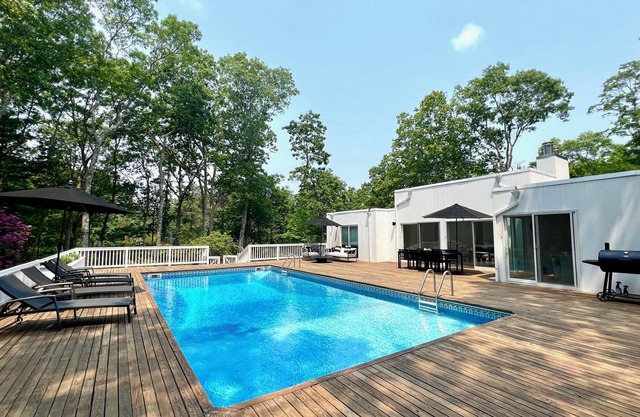 Beautiful 4BR contemporary in Quogue...quiet cul-de-sac minutes from the beach!