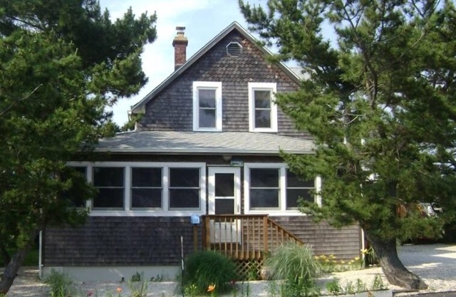 Beautiful 5 Bedroom Victorian Home - 3rd House from Ocean