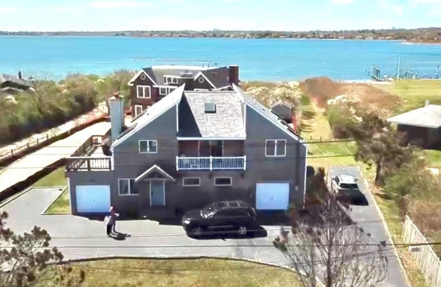 Beautiful 5 BR Montauk House with Private Lake Montauk Beach!