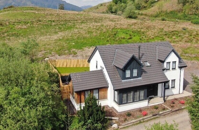 Beautiful 6 bedroom home with hot tub near Oban