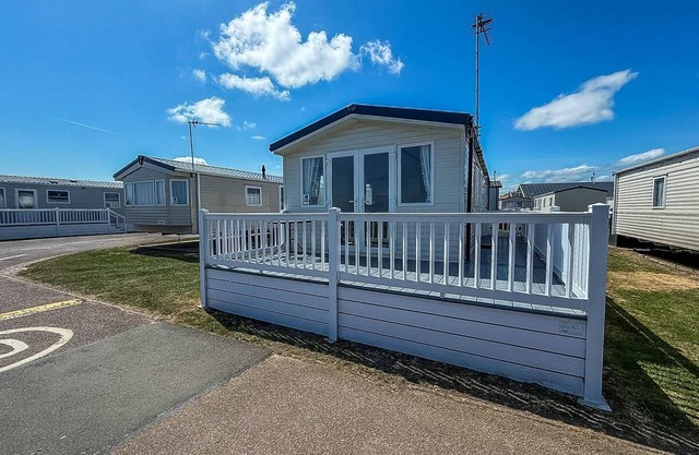 Beautiful 6 berth caravan with stunning sea views in Suffolk ref 68029CR