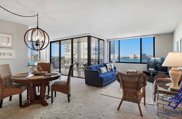 Beautiful 6th Floor 2 Bedroom Palma Remodeled Condo Free WiFi and Parking