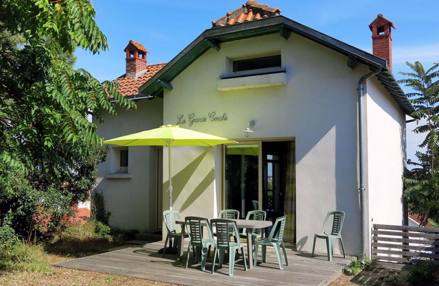 Beautiful apartment for 5 guests with TV, terrace, pets allowed and parking