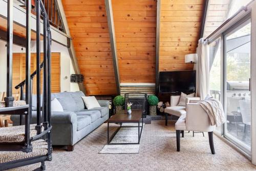 Beautiful A-Frame Mountain Cabin with Hot Tub!