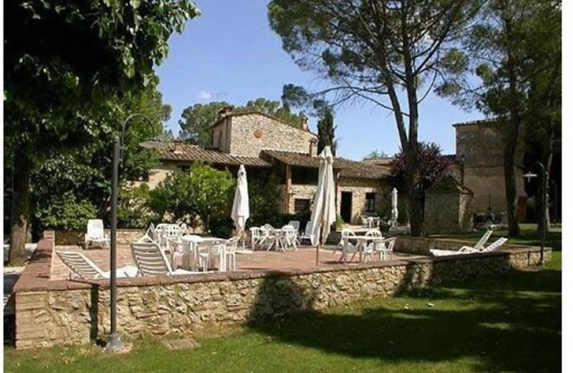 Beautiful apartment in villa for 4 guests with pool, TV, patio, pets allowed and parking