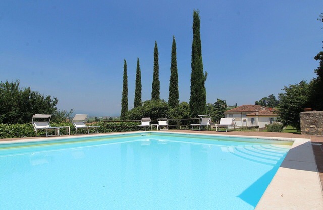 Beautiful apartment for 8 guests with WIFI, pool, A/C and TV, close to Verona