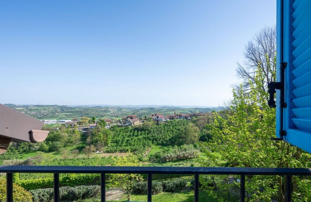 Beautiful apartment in villa for 5 guests with WIFI, pool, TV, patio, pets allowed and parking