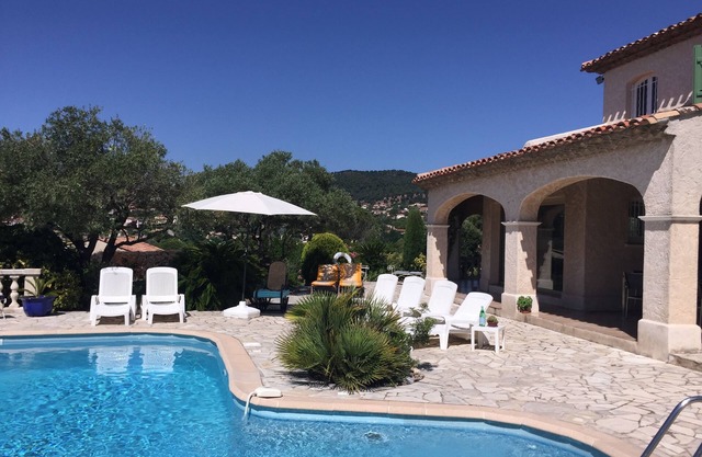 Beautiful air-conditioned bright apartment with private pool near sea Saint Aygulf