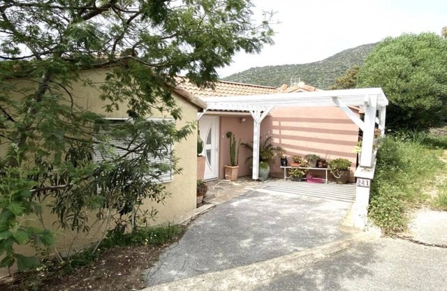 Beautiful air-conditioned villa at the top of the Domaine des Maurels.
