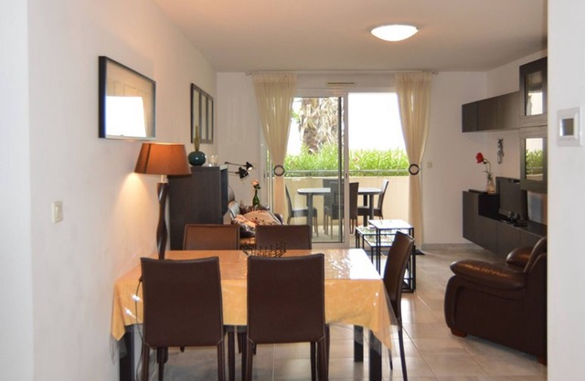 Beautiful air-conditioned apartment in Mèze with parking and beach access