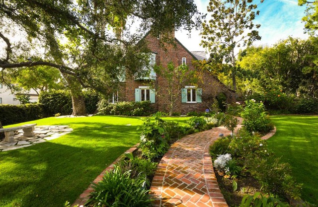 Beautiful airy architect-designed room and brand new private luxe bathroom