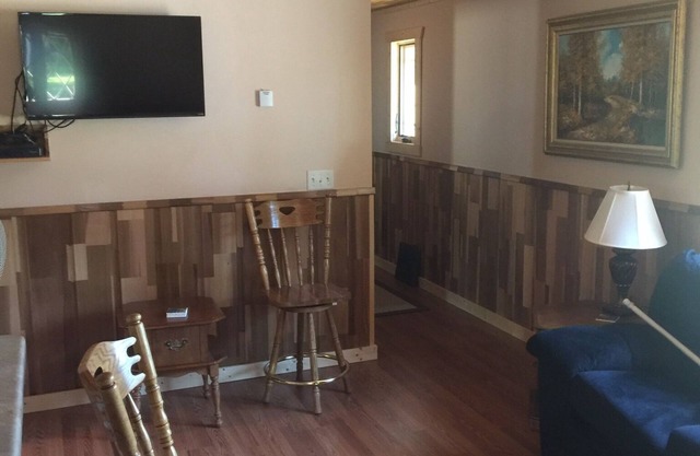 Beautiful and comfortable. One block from Dutch’s Old Bar! Sleeps 12.