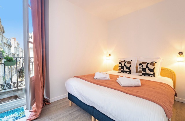 Beautiful and comfortable flat for 6 in the Rue Ausone