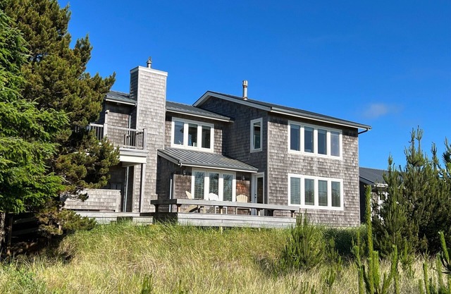 Beautiful and cozy! Amazing views and steps from the beach! 30 Day Rental