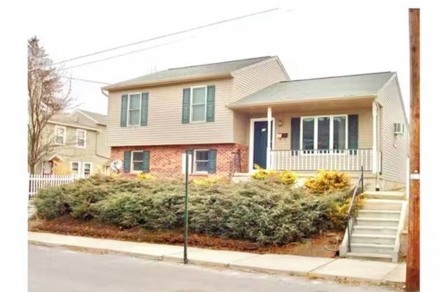 Beautiful and spacious 4-bedroom home in Danville, with WiFi and AC.