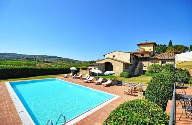 Beautiful apartment with A/C, WIFI, pool, TV, pets allowed and parking, close to Greve In Chianti