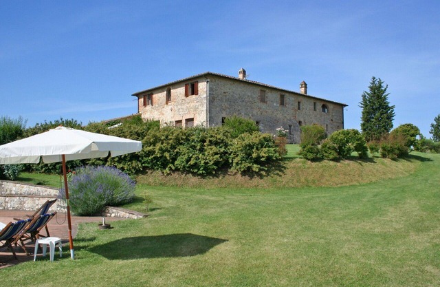 Beautiful apartment for 6 people with pool, WIFI, patio and panoramic view, close to Siena