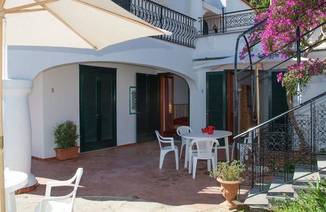 Beautiful apartment in villa for 2 people with WIFI, TV, patio and parking