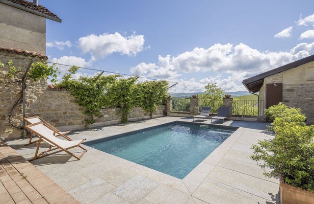 Beautiful apartment for 4 people with pool, WIFI and TV, close to Alba