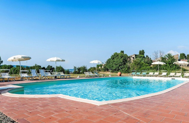 Beautiful apartment in villa for 4 guests with pool, WIFI, TV, terrace, pets allowed and parking