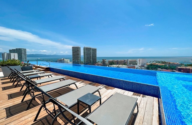 Beautiful Apartment, Pool and Roof Garden