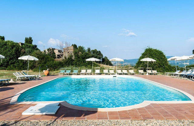 Beautiful apartment in villa for 4 people with pool, WIFI, TV, patio, pets allowed and parking