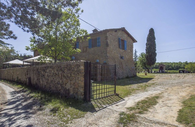 Beautiful apartment in villa with pool, WIFI, TV, patio, pets allowed, panoramic view and parking