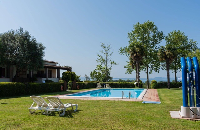 Beautiful apartment in villa for 5 guests with pool, WIFI, TV, terrace, pets allowed and parking
