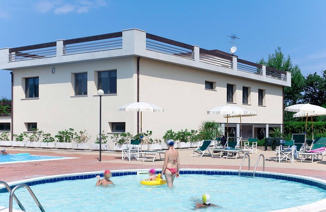Beautiful apartment for 6 people with A/C, WIFI, pool, TV, terrace, pets allowed and parking