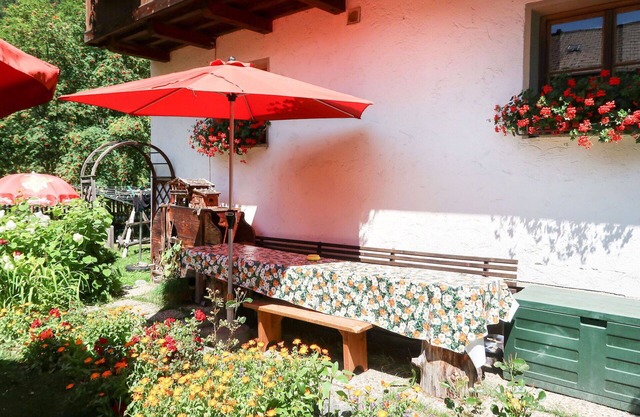 Beautiful apartment in villa for 4 guests with WIFI, TV, patio, pets allowed and parking