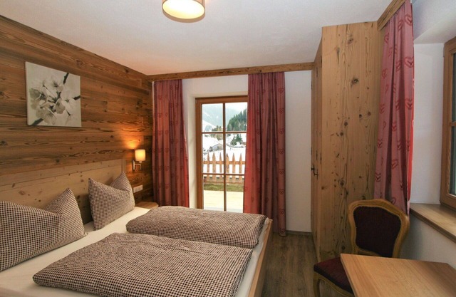 Beautiful apartment for 10 people with WIFI, TV, patio and parking