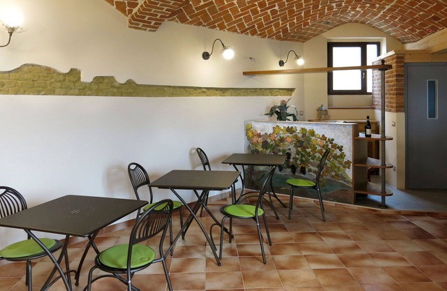 Beautiful apartment for 9 guests with WIFI, A/C, pool, TV, patio, pets allowed and parking