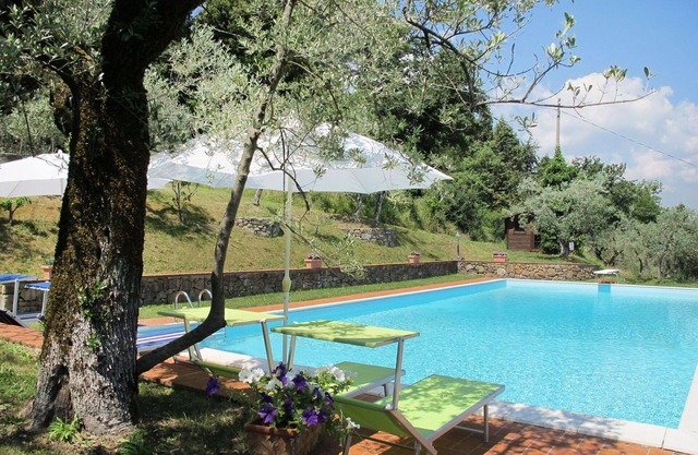 Beautiful apartment in villa for 4 guests with WIFI, pool, TV, patio, pets allowed and parking