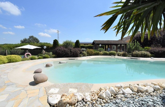 Beautiful apartment in villa for 4 guests with pool, WIFI, A/C, TV, patio and parking