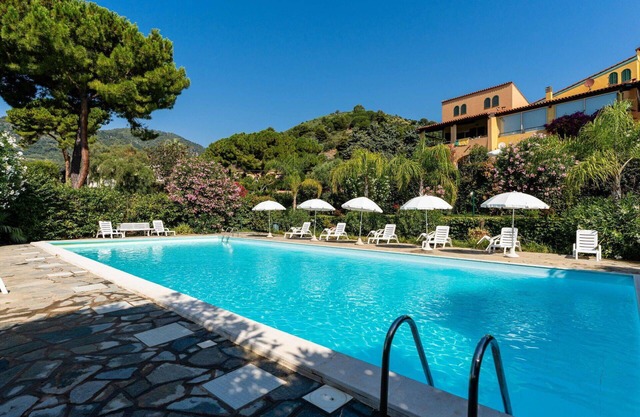 Beautiful apartment for 4 people with pool, WIFI, balcony, pets allowed and parking