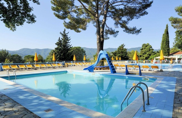 Beautiful apartment in villa for 5 guests with pool, WIFI, A/C, TV, patio, pets allowed and park.