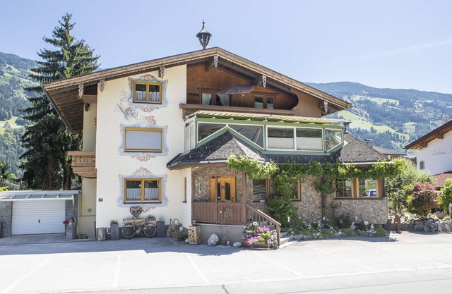 Beautiful apartment for 6 guests with WIFI, TV, balcony, pets allowed and parking