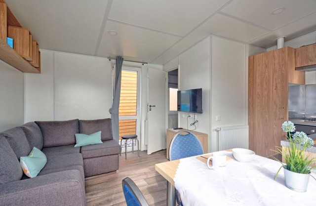 Beautiful apartment in villa for 4 guests with WIFI, TV and parking