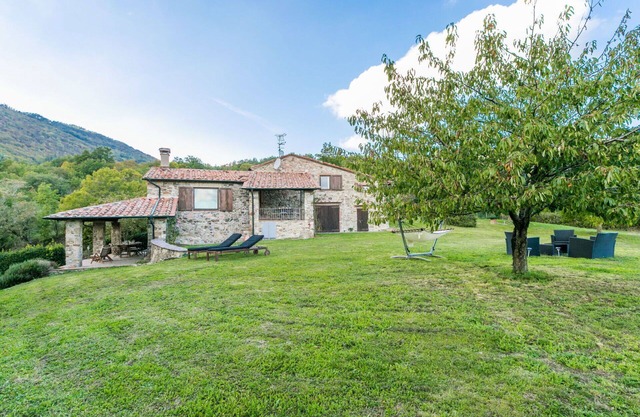 Beautiful apartment for 9 guests with WIFI, TV, patio, pets allowed and parking