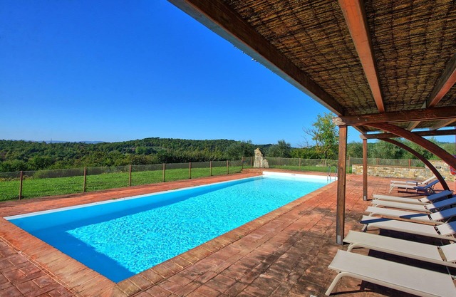 Beautiful apartment for 5 guests with pool, A/C, TV, panoramic view and parking, close to Siena