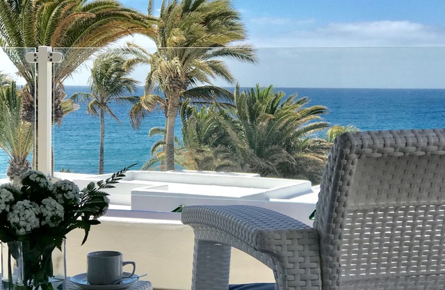 Beautiful apartment facing the sea with Wifi and AC