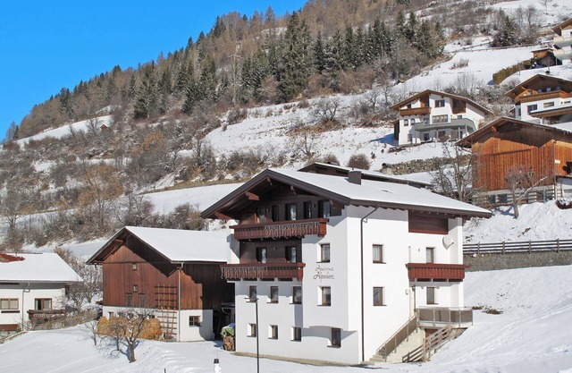 Beautiful apartment for 4 guests with WIFI, TV and balcony