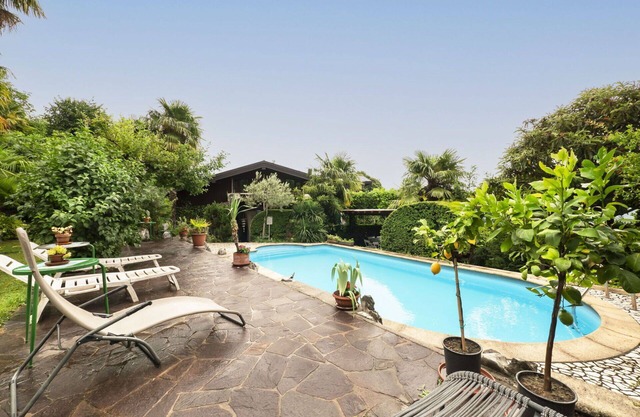 Beautiful apartment for 4 people with A/C, pool, WIFI, TV, patio, pets allowed and parking