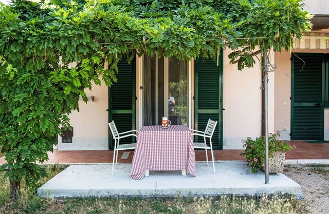 Beautiful apartment for 4 guests with WIFI, pool, A/C, TV, patio, pets allowed and parking