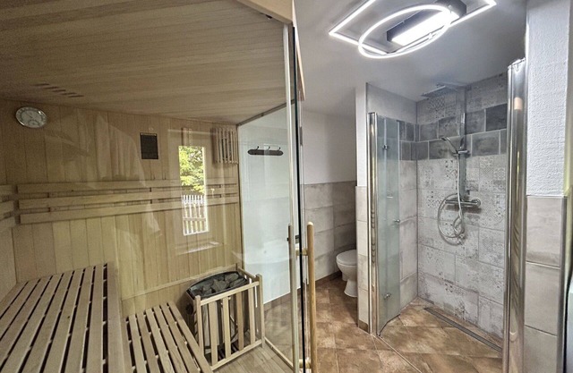Beautiful apartment for 5 people with WIFI, hot tub, TV, patio, pets allowed and parking