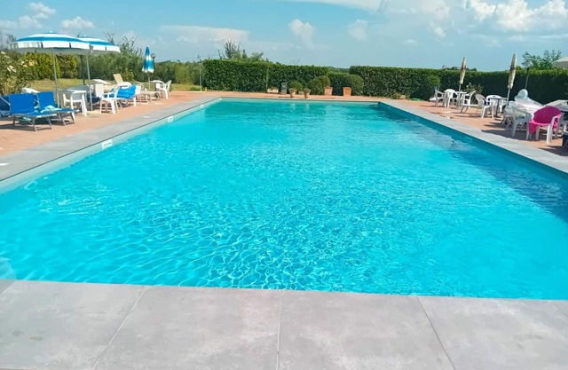 Beautiful apartment for 4 people with WIFI, pool, pets allowed and parking