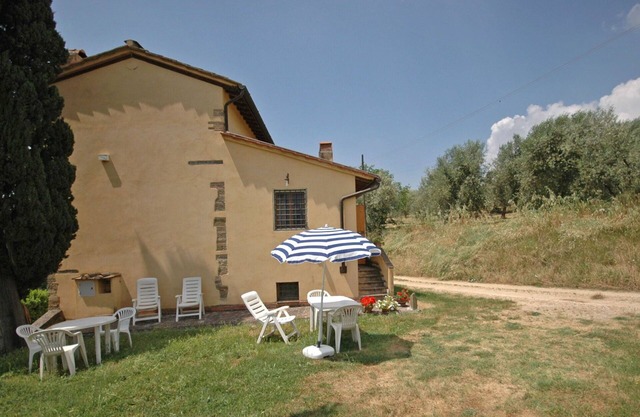 Beautiful apartment for 6 guests with pool, WIFI and parking, close to Florence