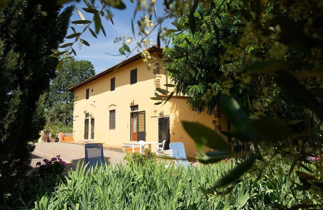 Beautiful apartment for 5 guests with pool, WIFI, panoramic view and parking, close to Florence